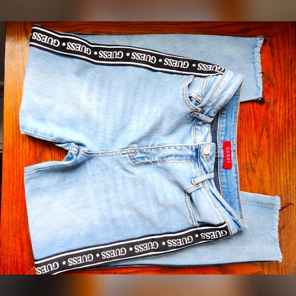 Guess Denim - GUESS - Light Wash Stretchy Jeans With Side Panel Size 26